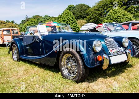 Blue MORGAN PLUS4, 1999 cc, März 2012. Scolton Manor Car Show, Pembrokeshire, Wales, Großbritannien Stockfoto