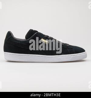 WIEN, ÖSTERREICH - 12. JANUAR 2018: Puma Suede Klassischer Sneaker in Schwarz und Weiß auf weißem Hintergrund. Stockfoto