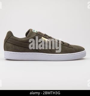 WIEN, ÖSTERREICH - 12. JANUAR 2018: Puma Suede Klassischer Sneaker in Waldgrün und Weiß auf weißem Hintergrund. Stockfoto