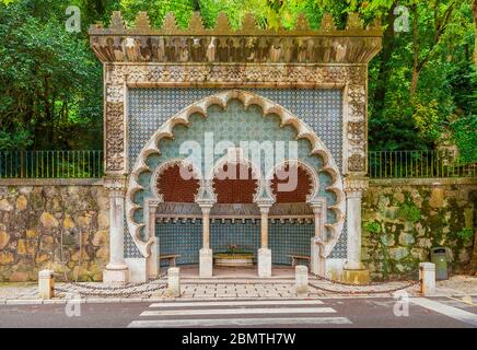 Die schöne Fonte Mourisca, ein öffentlicher Brunnen im maurischen Stil in der Stadt Sintra, in der Nähe von Lissabon Stockfoto