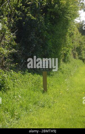 Privates Land - kein öffentliches Wegweiser auf dem Grundstück, das zur Paradise Farm im nördlichen Oxfordshire Dorf Wigginton gehört Stockfoto