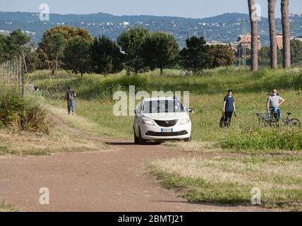 Roma, Italien. Mai 2020. Rom, Coronavirus Notfall. Polizei überprüft in den Parks von Rom, um Menschenmassen zu vermeiden und COVID 19 Infektionen zu verhindern Quelle: SPP Sport Press Foto. /Alamy Live News Stockfoto