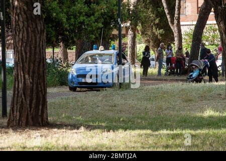 Roma, Italien. Mai 2020. Rom, Coronavirus Notfall. Polizei überprüft in den Parks von Rom, um Menschenmassen zu vermeiden und COVID 19 Infektionen zu verhindern Quelle: SPP Sport Press Foto. /Alamy Live News Stockfoto