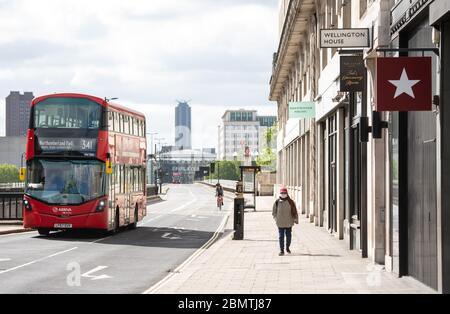 Der Verkehr auf der Waterloo Bridge im Zentrum Londons, während Großbritannien weiterhin gesperrt wird, um die Ausbreitung des Coronavirus einzudämmen. Stockfoto