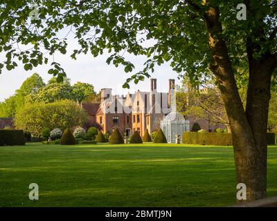 Chenies Manor House von der Parterre an einem sonnigen Nachmittag im Frühling. Stockfoto