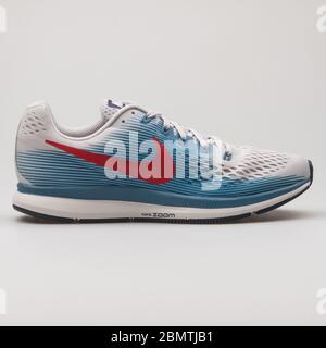 WIEN, ÖSTERREICH - 14. FEBRUAR 2018: Nike Air Zoom Pegasus 34 Sneaker in Weiß, Blau und Rot auf weißem Hintergrund. Stockfoto