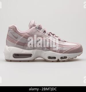 WIEN, ÖSTERREICH - 14. FEBRUAR 2018: Nike Air Max 95 LX Sneaker in Rosa und Grau auf weißem Hintergrund. Stockfoto