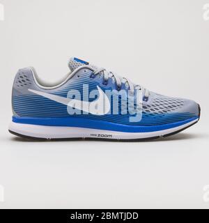 WIEN, ÖSTERREICH - 14. FEBRUAR 2018: Nike Air Zoom Pegasus 34 Sneaker in Blau und Grau auf weißem Hintergrund. Stockfoto