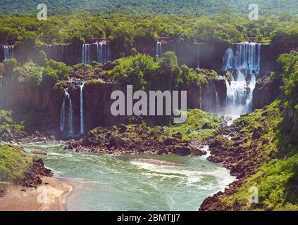 Iguazu Wasserfälle in Argentinien, Blick von oben. Panoramablick auf viele majestätische mächtige Wasserfällen mit Nebel. Panoramabild von mehreren Wasserfa Stockfoto