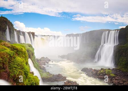 Iguazu Wasserfälle in Argentinien, Blick vom Teufelsmund. Panoramablick auf viele majestätische mächtige Wasserfällen mit Nebel. Lange Exposition, langes Wasser. Stockfoto