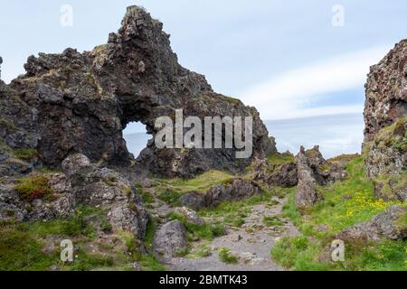 Lavastrukturen Djúpalónssandur, ein schwarzer Sandstrand am Fuße des Snæfellsjökull, Snæfellsnes Halbinsel, Island. Stockfoto