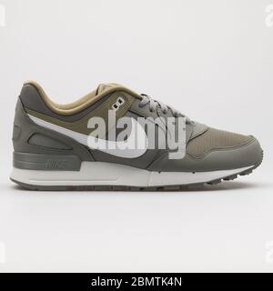 WIEN, ÖSTERREICH - 19. FEBRUAR 2018: Nike Air Pegasus 89 Sneaker grau und olivgrün auf weißem Hintergrund. Stockfoto