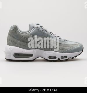 WIEN, ÖSTERREICH - 19. FEBRUAR 2018: Nike Air Max 95 Premium grauer Sneaker auf weißem Hintergrund. Stockfoto