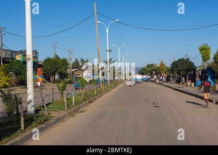 Mekele, Äthiopien - Nov 2018: Blaues Tuk Tuk auf der Straße in der Hauptstraße. Stockfoto