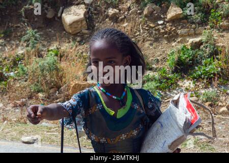 Mekele, Äthiopien - Nov 2018: Bleistifte an Schulkinder in Äthiopien übergeben Stockfoto