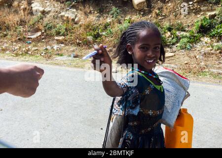 Mekele, Äthiopien - Nov 2018: Bleistifte an Schulkinder in Äthiopien übergeben Stockfoto