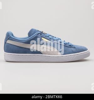 WIEN, ÖSTERREICH - 19. FEBRUAR 2018: Puma Suede Klassischer Sneaker in Blau und Weiß auf weißem Hintergrund. Stockfoto