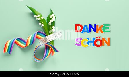 Der Text 'anke shon' bedeutet in deutscher Sprache 'Danke'. Regenbogenband, Maiglöckchen blüht. Bouquet auf Hintergrund mit medizinischer Hilfe pa befestigt Stockfoto