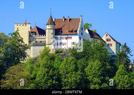 Blick auf die Burg Lenzburg oberhalb der Altstadt von Lenzburg im Kanton Aargau, Schweiz. Stockfoto