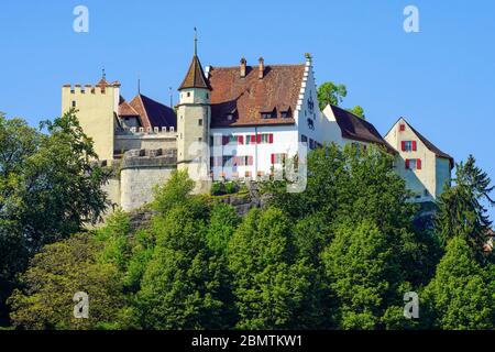 Blick auf die Burg Lenzburg oberhalb der Altstadt von Lenzburg im Kanton Aargau, Schweiz. Stockfoto
