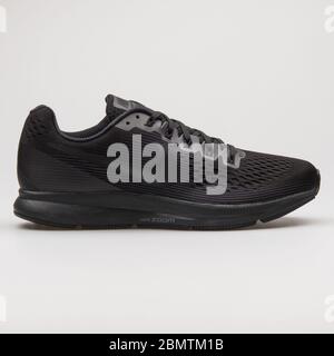 WIEN, ÖSTERREICH - 19. FEBRUAR 2018: Nike Air Zoom Pegasus 34 schwarzer Sneaker auf weißem Hintergrund. Stockfoto