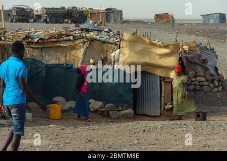Berhale, Äthiopien - Nov 2018: Hütten in der Region Afar, und Menschen in der Umgebung. Die Region Afar hat eine sehr hohe Zahl von Flüchtlingslagern und Vertriebenen Stockfoto