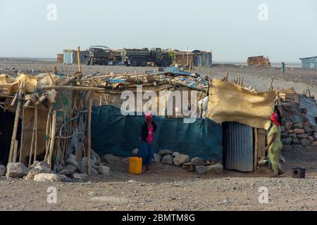 Berhale, Äthiopien - Nov 2018: Hütten in der Region Afar, und Menschen in der Umgebung. Die Region Afar hat eine sehr hohe Zahl von Flüchtlingslagern und Vertriebenen Stockfoto