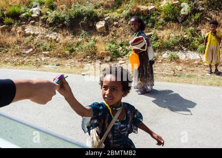 Mekele, Äthiopien - Nov 2018: Bleistifte an Schulkinder in Äthiopien übergeben Stockfoto