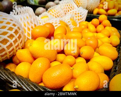 Zitrone, Kumquat und Obst am Schaufenster. Handy-Foto Stockfoto