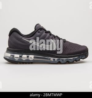 WIEN, ÖSTERREICH - 19. FEBRUAR 2018: Nike Air Max 2017 schwarzer Sneaker auf weißem Hintergrund. Stockfoto