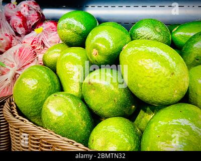 Zitrone, Kumquat und Obst am Schaufenster. Handy-Foto Stockfoto