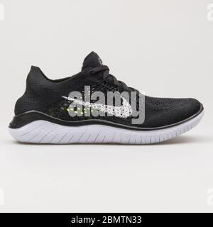 WIEN, ÖSTERREICH - 19. FEBRUAR 2018: Nike Free RN Flyknit 2018 Schwarz-Weiß Sneaker auf weißem Hintergrund. Stockfoto