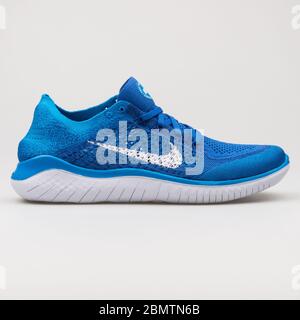 WIEN, ÖSTERREICH - 19. FEBRUAR 2018: Nike Free RN Flyknit 2018 Sneaker in Blau und Weiß auf weißem Hintergrund. Stockfoto