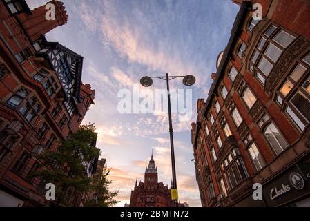 Sonnenuntergang auf der King Street, Nottingham City Centre, aufgenommen während der Covid-19 Lockdown, Mai 2020 Nottinghamshire England UK Stockfoto