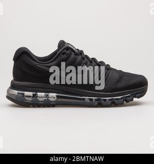 WIEN, ÖSTERREICH - 19. FEBRUAR 2018: Nike Air Max 2017 schwarzer Sneaker auf weißem Hintergrund. Stockfoto