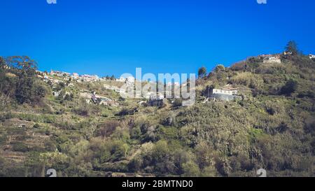 Blick über ein sonniges Tal im Hinterland von Madeira Stockfoto