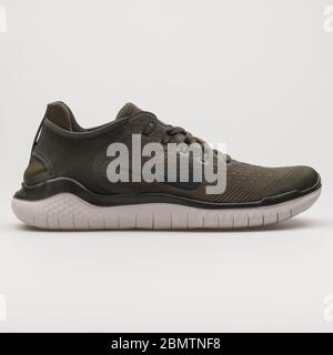 WIEN, ÖSTERREICH - 19. FEBRUAR 2018: Nike Free RN 2018 Cargo Khaki Sneaker auf weißem Hintergrund. Stockfoto