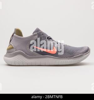 WIEN, ÖSTERREICH - 19. FEBRUAR 2018: Nike Free RN 2018 Sneaker in Grau und Rot auf weißem Hintergrund. Stockfoto