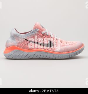 WIEN, ÖSTERREICH - 19. FEBRUAR 2018: Nike Free RN Flyknit 2018 Sneaker in Pink und Grau auf weißem Hintergrund. Stockfoto