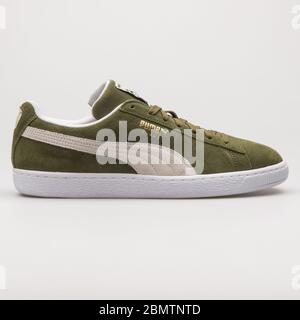 WIEN, ÖSTERREICH - 19. FEBRUAR 2018: Puma Suede Klassischer Sneaker olivgrün und weiß auf weißem Hintergrund. Stockfoto