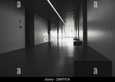 Schwarz-weißer Korridor in einem Bürogebäude Stockfoto