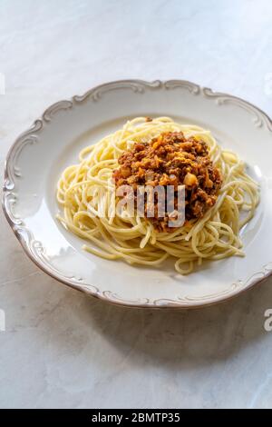 Original Classic hausgemachte italienische Spaghetti Pasta mit Ragu Bolognese Sauce aus Hackfleisch und Tomatensoße. Traditionelles Gericht. Stockfoto