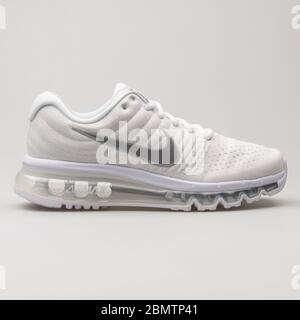 WIEN, ÖSTERREICH - 19. FEBRUAR 2018: Nike Air Max 2017 Sneaker in Weiß und Grau auf weißem Hintergrund. Stockfoto