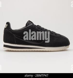 WIEN, ÖSTERREICH - 19. FEBRUAR 2018: Nike Classic Cortez Wildleder schwarz und Segel Sneaker auf weißem Hintergrund. Stockfoto