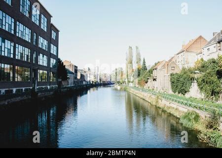 Reflexionen über einen Wasserkanal in Gent Stockfoto