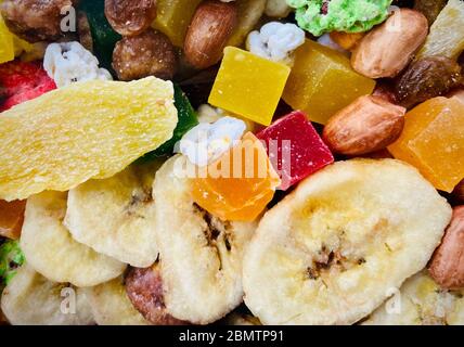 Verschiedene Nüsse und getrocknete Früchte in der Verpackung im Supermarkt. Nahaufnahme. Handy-Foto Stockfoto