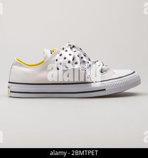 WIEN, ÖSTERREICH - 19. FEBRUAR 2018: Converse Chuck Taylor All Star große Ösen OX Sneaker weiß, gelb und schwarz auf weißem Hintergrund. Stockfoto