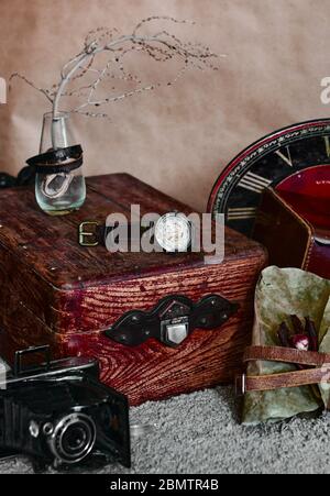 Vintage antike Antiquitäten Konzept Zusammensetzung mit Foto-Kamera und Uhr Halskette und Zubehör-Tools in der Nähe von roten Holz Schatzkiste. Trockenanlage Backgr Stockfoto