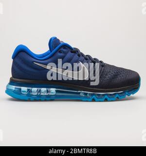 WIEN OSTERREICH 27. MAI 2018 Nike Air Max 2017 Sneaker in Blau und Schwarz auf weiBem Hintergrund Stockfotografie Alamy