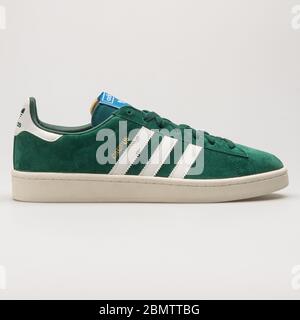 WIEN, ÖSTERREICH - 14. JUNI 2018: Adidas Campus grün-weißer Sneaker auf weißem Hintergrund. Stockfoto